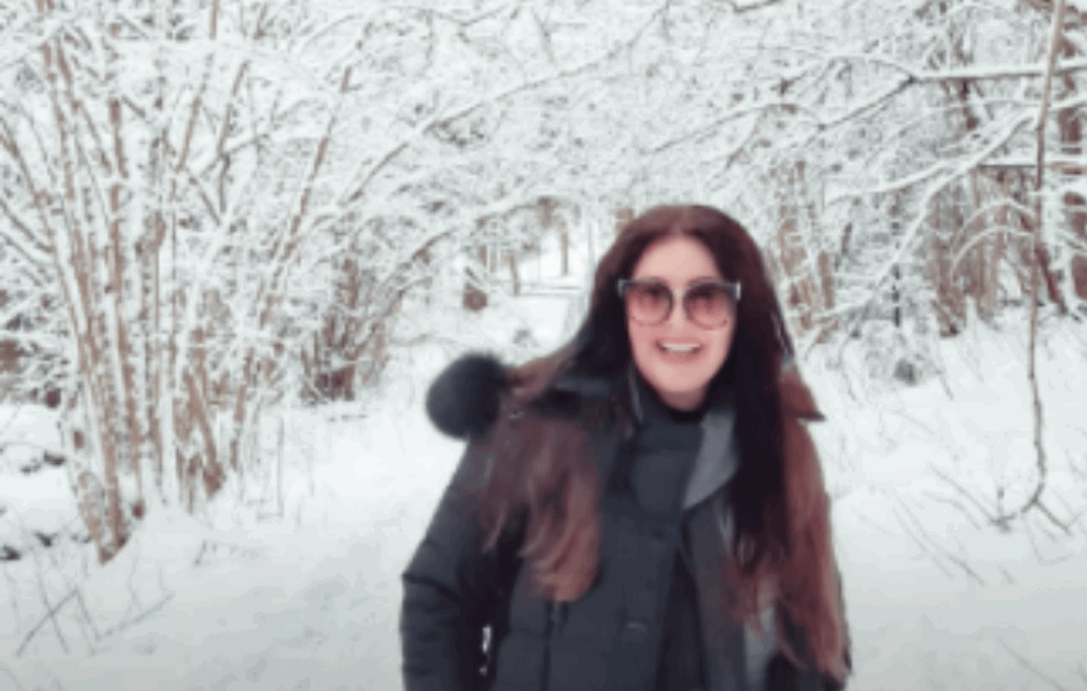 PEVAČICA DOŽIVELA PEH: Dragana Mirković se našla na pogrešnom mestu, u pogrešno vreme pa NASMEJALA fanove snimkom (VIDEO)